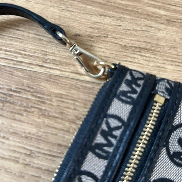 Michael kors wristlet - Picture 6 of 9